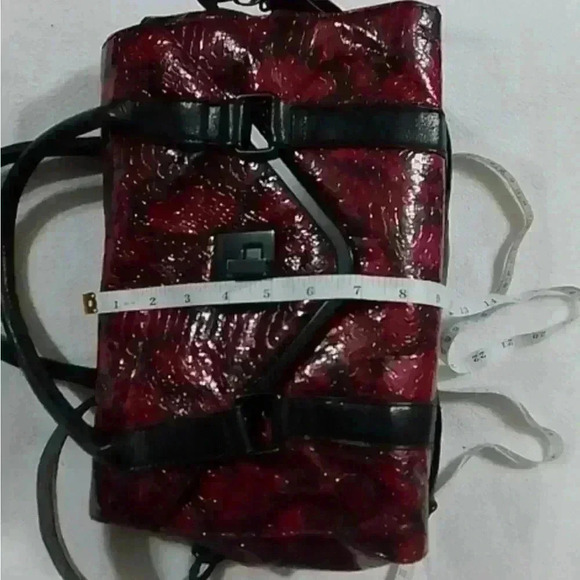 EUC BCBGeneration RED & BLACK PATENT FAUX SNAKE EMBOSSED SHOULDER/ CROSSBODY BAG - Picture 7 of 16